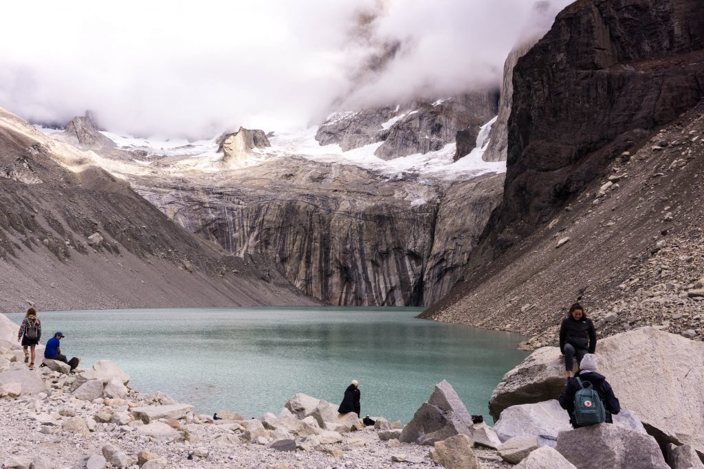 Tłumek ludzi, którzy również wybrali się na trekking w Torres del Paine