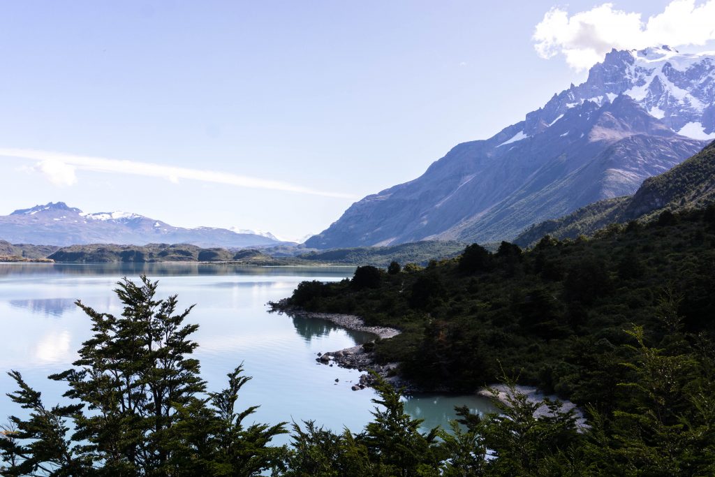 Laguna u podnóża góry - widok z trekkingu w Torres del Paine